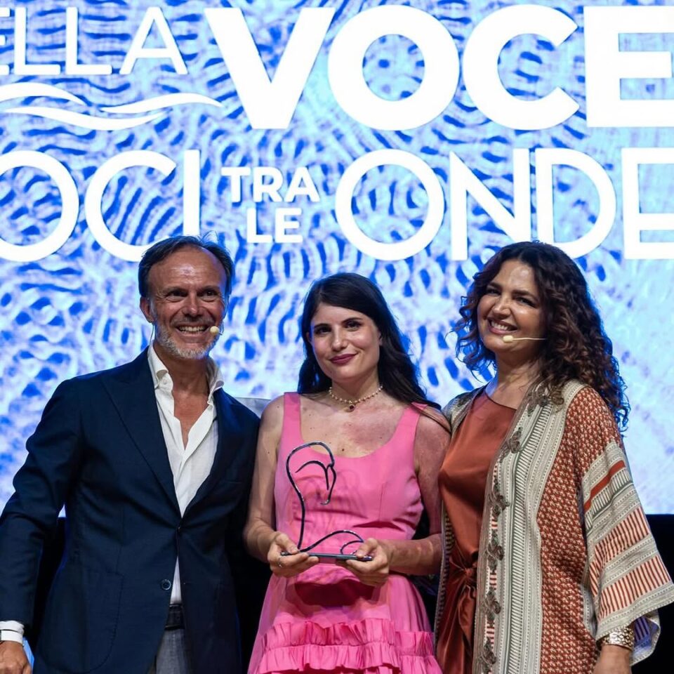 Federica Simonelli riceve il premio del pubblico a Voci tra le Onde a Napoli 2025- Premiata da Francesco Pezzulli e Tosca D'Aquino - Intervista di Notizianime